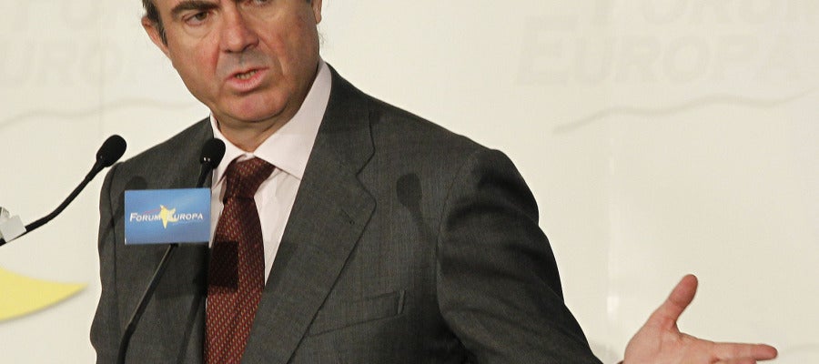 De Guindos asegura que las turbulencias del mercado no desviarán el rumbo del Gobierno. De Guindos asegura que las turbulencias del mercado no desviarán el rumbo del Gobierno.