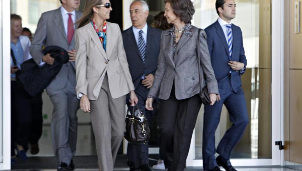 La reina Sofía, junto a la infanta Elena, sale de la Clínica Quirón de Madrid