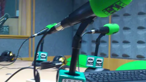 Micrófonos de Onda Cero en un estudio Micrófonos de Onda Cero en un estudio