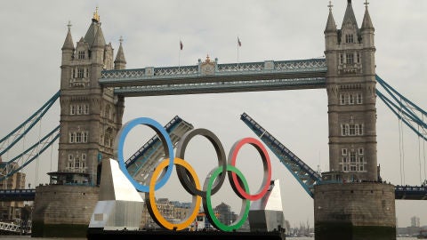 Los aros ol&iacute;mpicos por el T&aacute;mesis, a punto de cruzar el Puente de Londres.