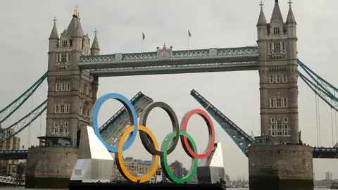 Los aros olímpicos por el Támesis, a punto de cruzar el Puente de Londres. Los aros olímpicos por el Támesis, a punto de cruzar el Puente de Londres.