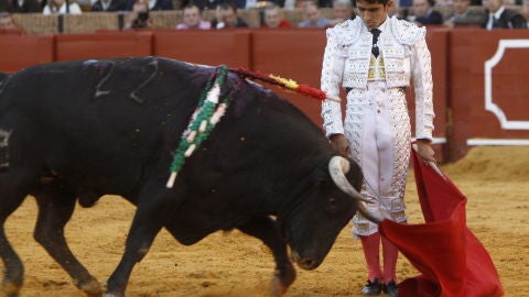 Adame corta una oreja