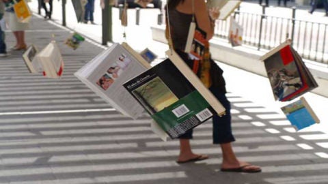 libros colgando