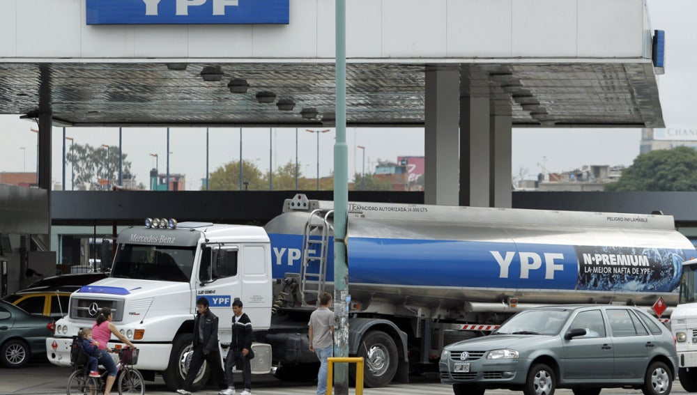 Camión cisterna de la petrolera YPF, en Buenos Aires