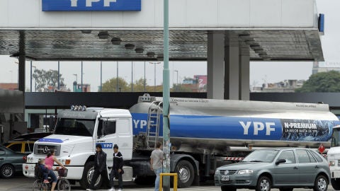 Cami&oacute;n cisterna de la petrolera YPF, en Buenos Aires
