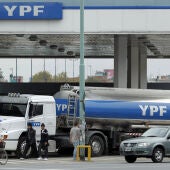 Camión cisterna de la petrolera YPF, en Buenos Aires