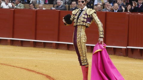 Juan Jose Padilla saludando a la plaza