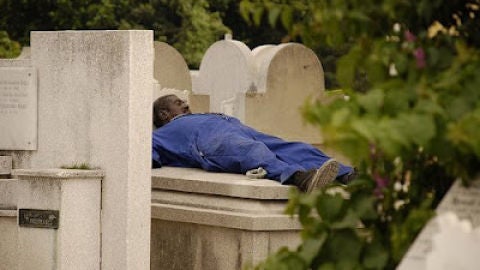 Durmiendo en un cementerio