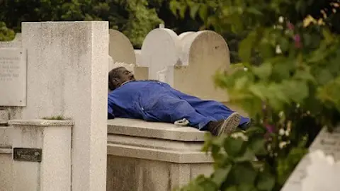 Durmiendo en un cementerio Durmiendo en un cementerio