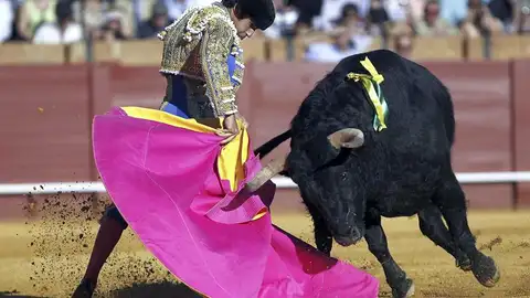 Cayetano Rivera Ordóñez, durante la lidia de su primer toro en la corrida de Feria de Abril Cayetano Rivera Ordóñez, durante la lidia de su primer toro en la corrida de Feria de Abril