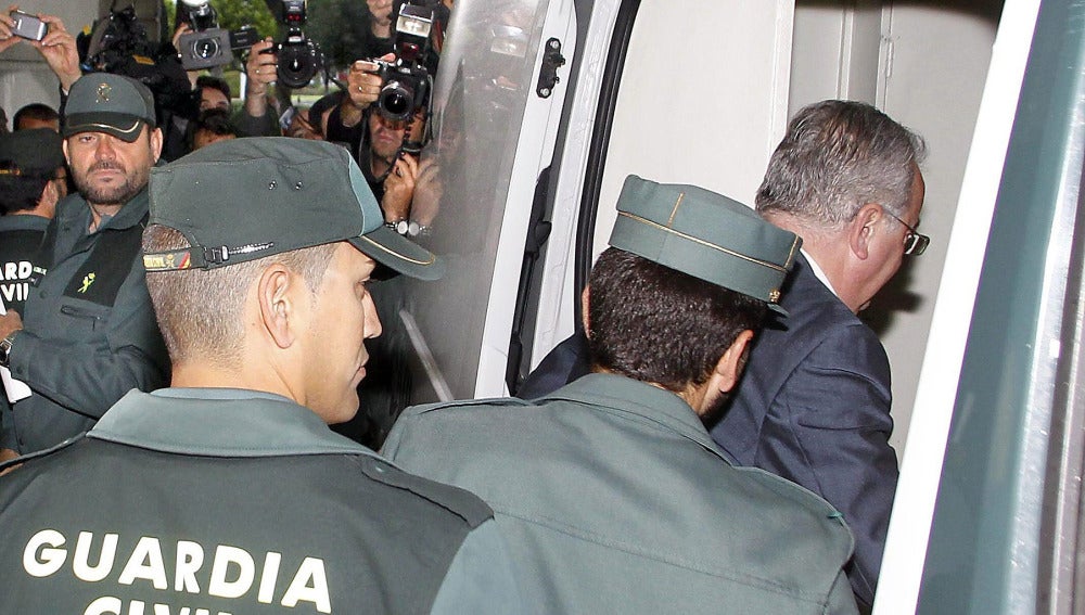 Antonio Fernández entra en el furgón de la Guardia Civil