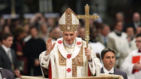 El papa Benedicto XVI en la Bas&iacute;lica de San Pedro