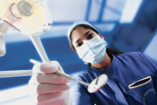 Mesa de redacción: Condenado un dentista por arrancarle la prótesis a una clienta que se negaba a pagar Mesa de redacción: Condenado un dentista por arrancarle la prótesis a una clienta que se negaba a pagar
