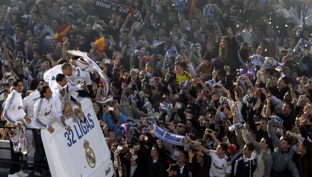 Los jugadores del Madrid, aclamados en Cibeles