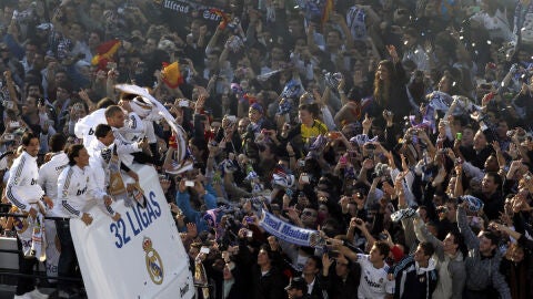 Los jugadores del Madrid, aclamados en Cibeles