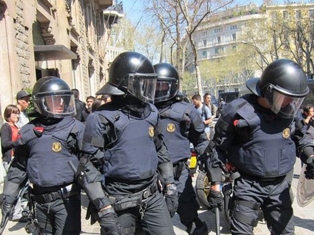 Imputados 3 policías por su actuación "desproporcionada y peligrosa" el 1-O Imputados 3 policías por su actuación "desproporcionada y peligrosa" el 1-O