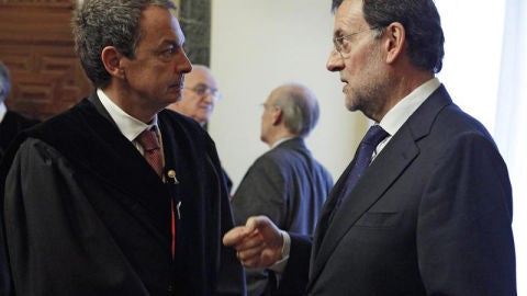 Rajoy y Zapatero, juntos en el acto de investidura de Beccar&iacute;a