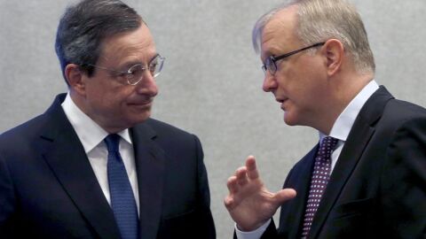Mario Draghi, presidendete del BCE, junto a Olli Rehn