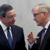 Mario Draghi, presidendete del BCE, junto a Olli Rehn
