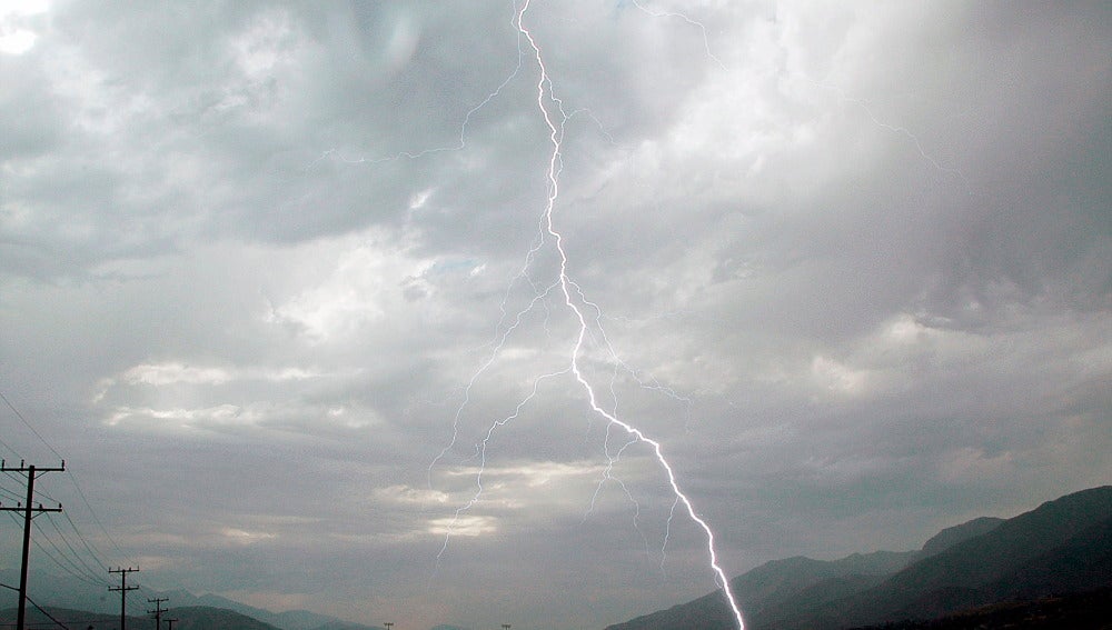 Un rayo toca tierra durante una tormenta eléctrica