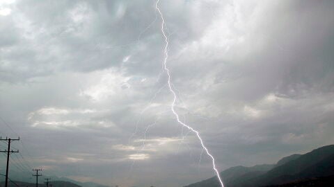 Un rayo toca tierra durante una tormenta el&eacute;ctrica
