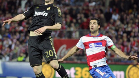 Higua&iacute;n controla un bal&oacute;n en el estadio de Los C&aacute;rmenes