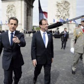 Nicolas Sarkozy y François Hollande junto al Arco del Triunfo