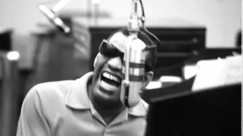 Jamie Foxx como Ray Charles Jamie Foxx como Ray Charles