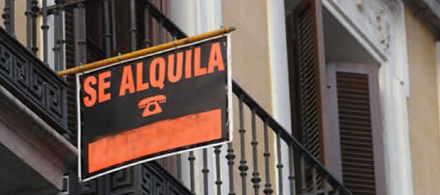Cartel de 'Se alquila' en un edificio Cartel de 'Se alquila' en un edificio