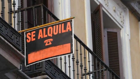 Cartel de 'Se alquila' en un edificio