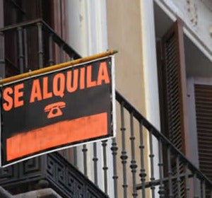Cartel de 'Se alquila' en un edificio Cartel de 'Se alquila' en un edificio