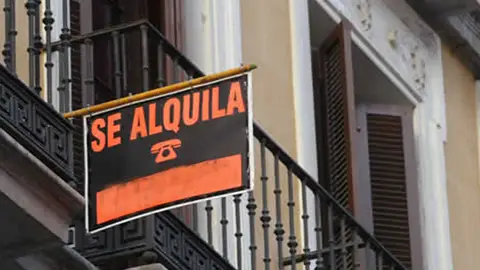 Cartel de 'Se alquila' en un edificio Cartel de 'Se alquila' en un edificio
