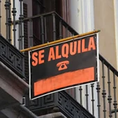 Cartel de 'Se alquila' en un edificio Cartel de 'Se alquila' en un edificio