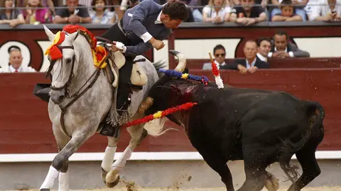 Andy Cartagena corta la primera oreja de la Feria de San Isidro Andy Cartagena corta la primera oreja de la Feria de San Isidro