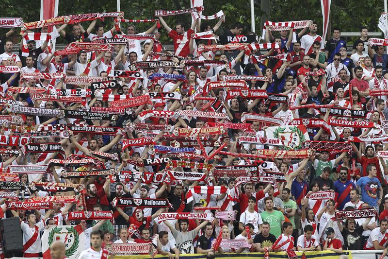 Aficionados del Rayo están cediendo sus abonos a seguidores del Valladolid: "Somos aficiones humildes y no son normales esos precios" Aficionados del Rayo están cediendo sus abonos a seguidores del Valladolid: "Somos aficiones humildes y no son normales esos precios"