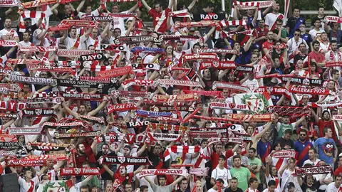 La afición del Rayo celebra la permanencia La afición del Rayo celebra la permanencia