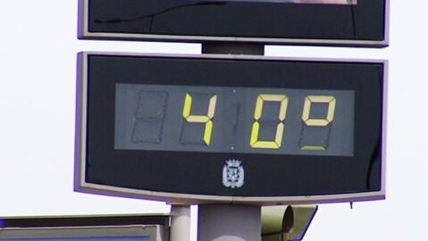 Un term&oacute;metro marca 40 grados.