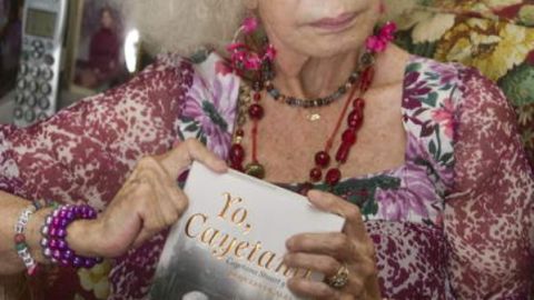 Volantes, medias de rejilla y bisuter&iacute;a de mercadillo