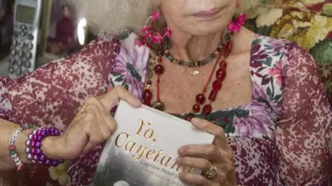 Volantes, medias de rejilla y bisutería de mercadillo Volantes, medias de rejilla y bisutería de mercadillo