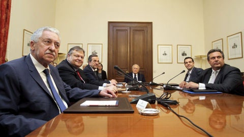 El presidente griego, Karolos Papulias, se re&uacute;ne con los l&iacute;deres pol&iacute;ticos griegos
