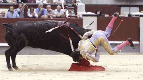 Sebasti&aacute;n Castella en la cornada que le infrigi&oacute; su primer toro