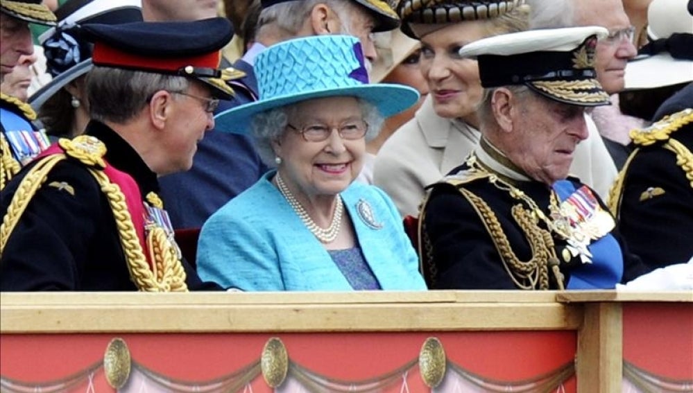 La reina Isabel II observa a la guardia que le rinde honores