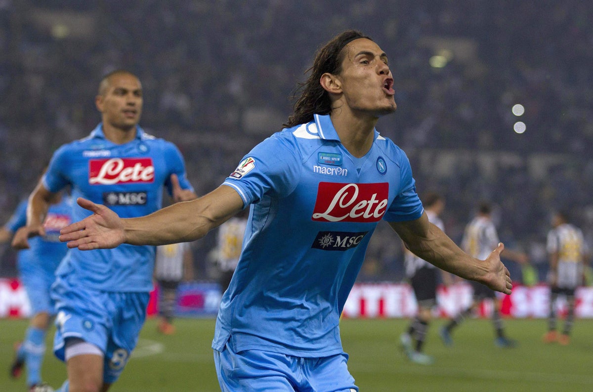 Edison Cavani: “Xavi e Iniesta son los que manejan todo el juego" Edison Cavani: “Xavi e Iniesta son los que manejan todo el juego"