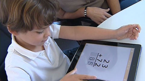Un ni&ntilde;o con el cuaderno Rubio en una tablet