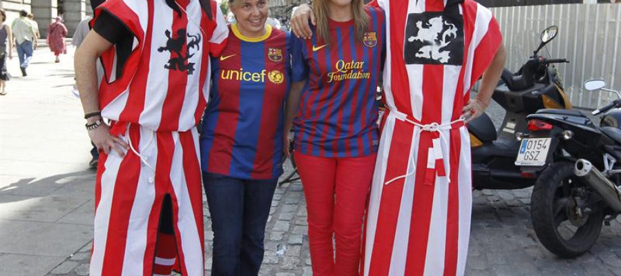 Aficionados del Barça y el Athletic posan juntos Aficionados del Barça y el Athletic posan juntos