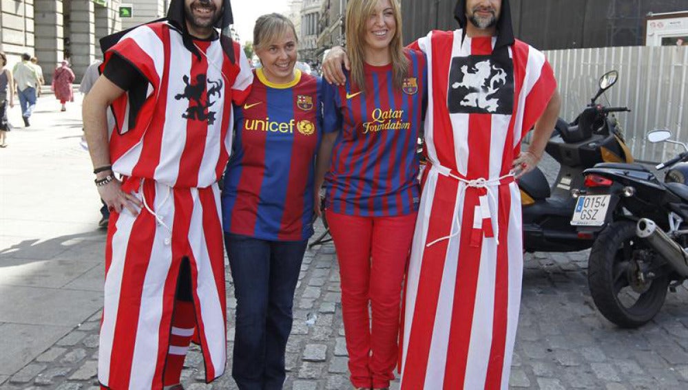 Aficionados del Barça y el Athletic posan juntos