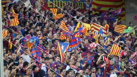 Senyeras y esteladas en campo de f&uacute;tbol