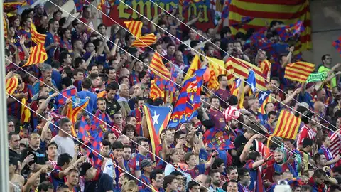 Senyeras y esteladas en campo de fútbol Senyeras y esteladas en campo de fútbol