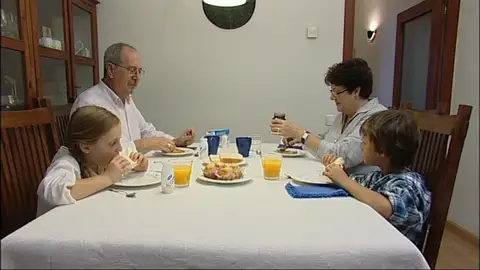 Abuelos comiendo con sus nietos Abuelos comiendo con sus nietos
