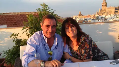 Rosana Güiza y Carlos Herrera en una terraza de Sevilla Rosana Güiza y Carlos Herrera en una terraza de Sevilla
